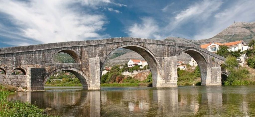 เครือข่ายโครงสร้างสังคมหลังนวยุคสายกลาง